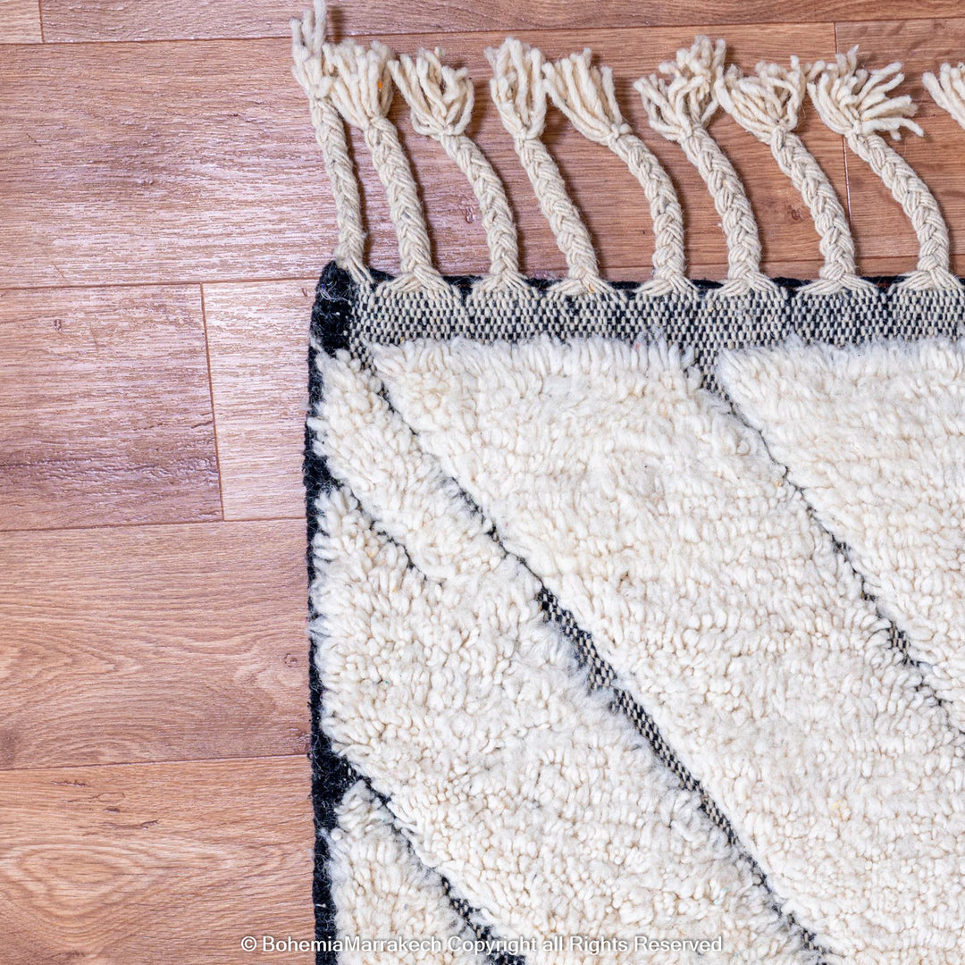 Black and White Moroccan Rug with Chevron Design – Handmade Wool Beni Ourain Rug