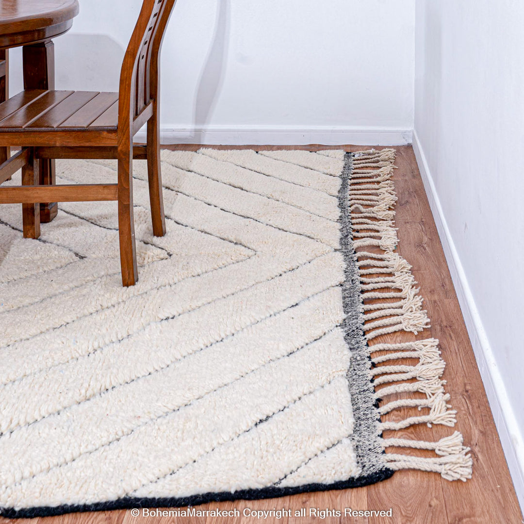 Black and White Moroccan Rug with Chevron Design – Handmade Wool Beni Ourain Rug