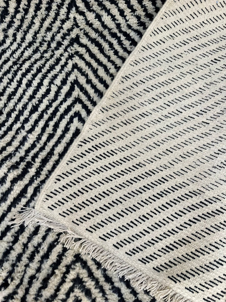 Hypnotic Beni Mrirt Rug – Black line &amp; white Wool Artwork
