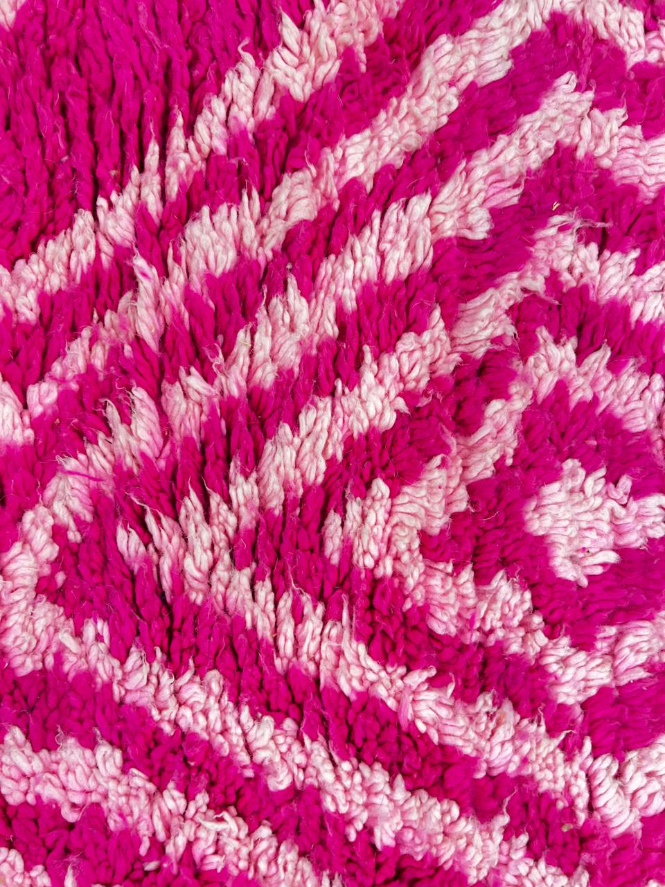 Pink round Moroccan rug with ivory diamond pattern