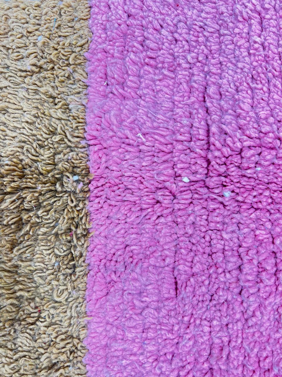Round Moroccan wool rug with abstract vertical design