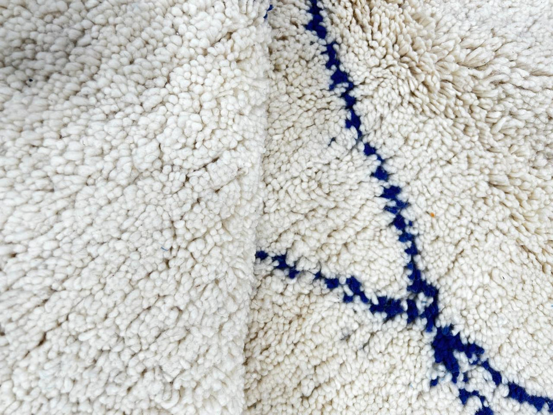 Round white Moroccan wool rug with blue diamond lines