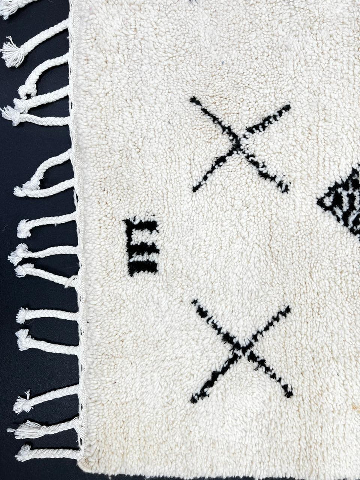 Handmade white Moroccan wool rug with black geometric motifs – Beni Ourain design