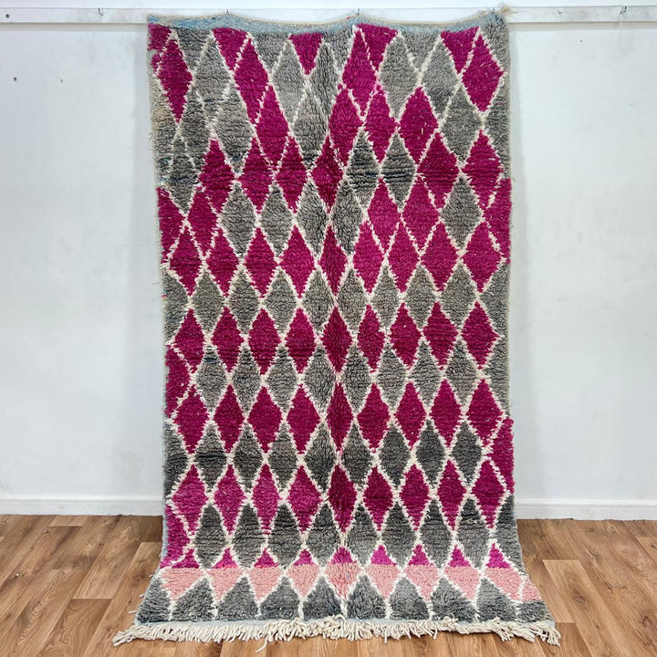 Vintage Moroccan wool rug 788 – handwoven Berber carpet with magenta pink and gray diamond pattern (238 × 138 cm / 7.81 × 4.52 ft).