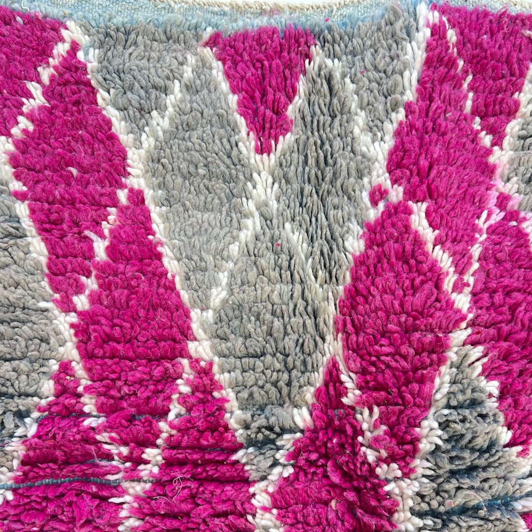 Vintage Moroccan wool rug 788 – handwoven Berber carpet with magenta pink and gray diamond pattern (238 × 138 cm / 7.81 × 4.52 ft).